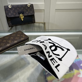 Качественная вязаная шапка из кашемира и шерсти от Chanel. Модная