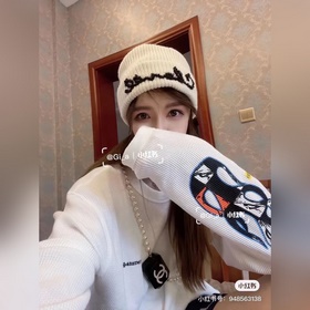 Chanel рекомендует модным блогерам перламутровую вязаную шапку из