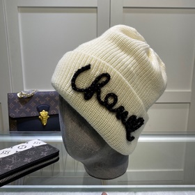 Chanel рекомендует модным блогерам перламутровую вязаную шапку из