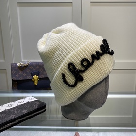 Chanel рекомендует модным блогерам перламутровую вязаную шапку из