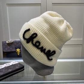 Chanel рекомендует модным блогерам перламутровую вязаную шапку из
