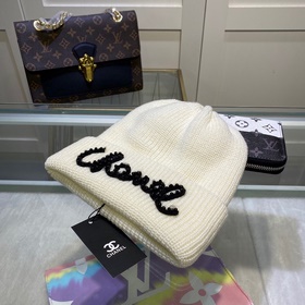 Chanel рекомендует модным блогерам перламутровую вязаную шапку из