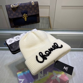 Chanel рекомендует модным блогерам перламутровую вязаную шапку из