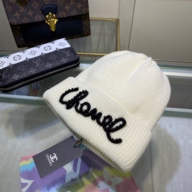 Chanel рекомендует модным блогерам перламутровую вязаную шапку из