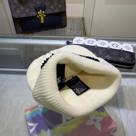 Chanel рекомендует модным блогерам перламутровую вязаную шапку из
