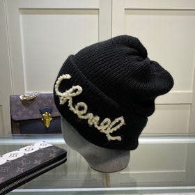 Chanel рекомендует модным блогерам пердец из жемчужной пряжи для 