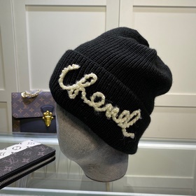 Chanel рекомендует модным блогерам пердец из жемчужной пряжи для 