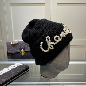 Chanel рекомендует модным блогерам пердец из жемчужной пряжи для 