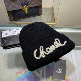 Chanel рекомендует модным блогерам пердец из жемчужной пряжи для 