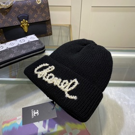 Chanel рекомендует модным блогерам пердец из жемчужной пряжи для 