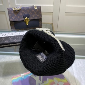Chanel рекомендует модным блогерам пердец из жемчужной пряжи для 