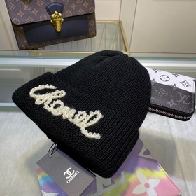 Chanel рекомендует модным блогерам пердец из жемчужной пряжи для 