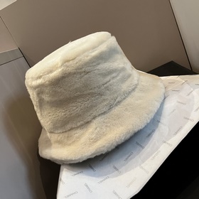 Шарф, шляпа Шарф с меховым воротником Chanel, лаконичный индивиду