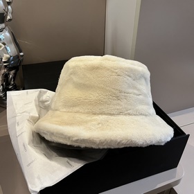 Шарф, шляпа Шарф с меховым воротником Chanel, лаконичный индивиду