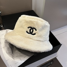 Шарф, шляпа Шарф с меховым воротником Chanel, лаконичный индивиду