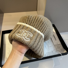 Chanel вязаная шапка, новая модель из бутика