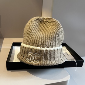 Chanel вязаная шапка, новая модель из бутика