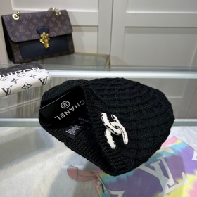 Официальный сайт Chanel представляет качественную шерстяную шапку