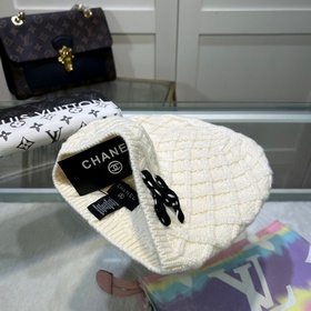 Официальный сайт Chanel представляет качественную шерстяную шапку