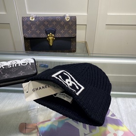 Качественная вязаная шапка из кашемира и шерсти от Chanel. Модная