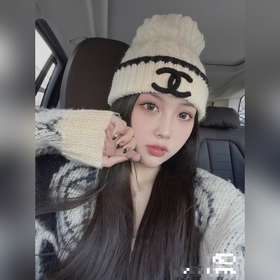 Вязаная шапка Chanel Это довольно мягкая модель, очень удобная, 