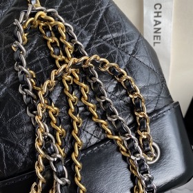 Новая ограниченная серия ретро-рюкзаков CHANEL с золотыми серебря