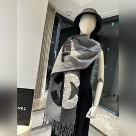 Этикетка большого размера CC выглядит очень элегантно, в традицио