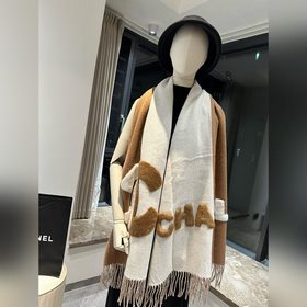 Этикетка большого размера CC выглядит очень элегантно, в традицио