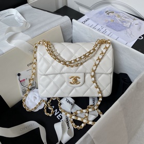 Весенняя и летняя коллекция Chanel 24. Мини-сумочка с жемчужной ц