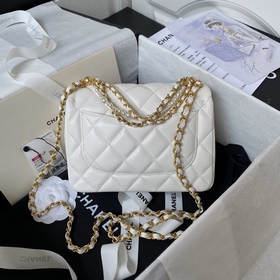 Весенняя и летняя коллекция Chanel 24. Мини-сумочка с жемчужной ц