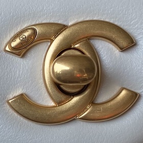 Весенняя и летняя коллекция Chanel 24. Мини-сумочка с жемчужной ц