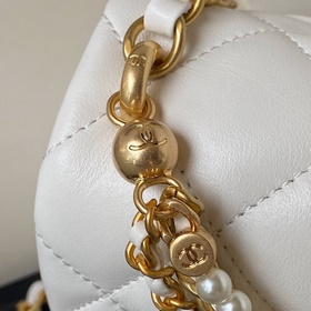 Весенняя и летняя коллекция Chanel 24. Мини-сумочка с жемчужной ц