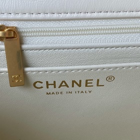 Весенняя и летняя коллекция Chanel 24. Мини-сумочка с жемчужной ц