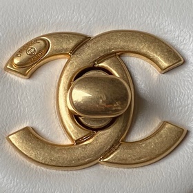 Весенняя и летняя коллекция Chanel 24. Мини-сумочка с жемчужной ц
