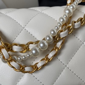 Весенняя и летняя коллекция Chanel 24. Мини-сумочка с жемчужной ц