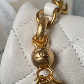Весенняя и летняя коллекция Chanel 24. Мини-сумочка с жемчужной ц