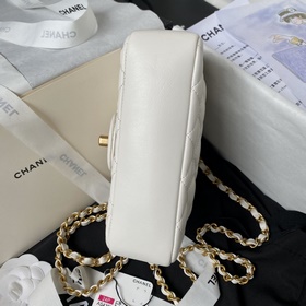 Весенняя и летняя коллекция Chanel 24. Мини-сумочка с жемчужной ц