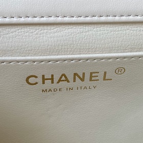 Весенняя и летняя коллекция Chanel 24. Мини-сумочка с жемчужной ц