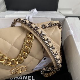 Сумка Chanel 1161 среднего размера сочетает в себе все классическ