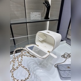 Новинка Chanel 22A. Квадратная коробка для икры, обновленная верс