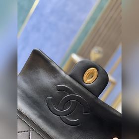 Рюкзак Chanel с большой золотой застежкой, аналогичный модели Вик