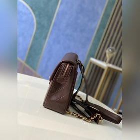 Рюкзак Chanel с большой золотой застежкой, аналогичный модели Вик