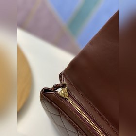 Рюкзак Chanel с большой золотой застежкой, аналогичный модели Вик
