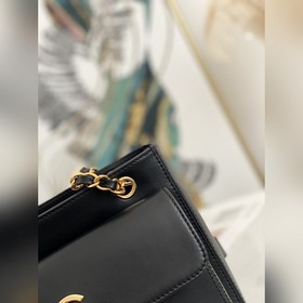 В наличии сумка Chane Vintage Овечья кожа и золотая застежка при