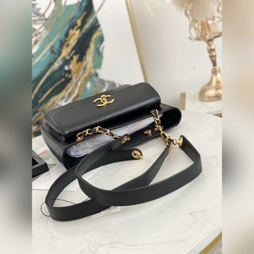 В наличии сумка Chane Vintage Овечья кожа и золотая застежка при