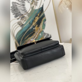 В наличии сумка Chane Vintage Овечья кожа и золотая застежка при