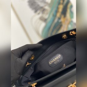 В наличии сумка Chane Vintage Овечья кожа и золотая застежка при