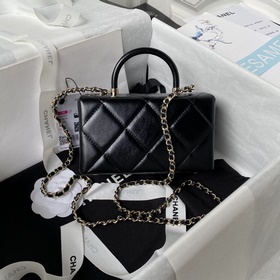 Новая коллекция Chanel 23k осень-зима AS4469 привлекает внимание.