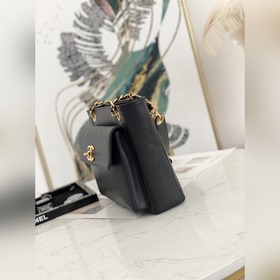 В наличии сумка Chane Vintage Золотая застежка с шариковым узоро