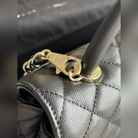 Эта сумка является данью уважения дамам и представляет собой редк